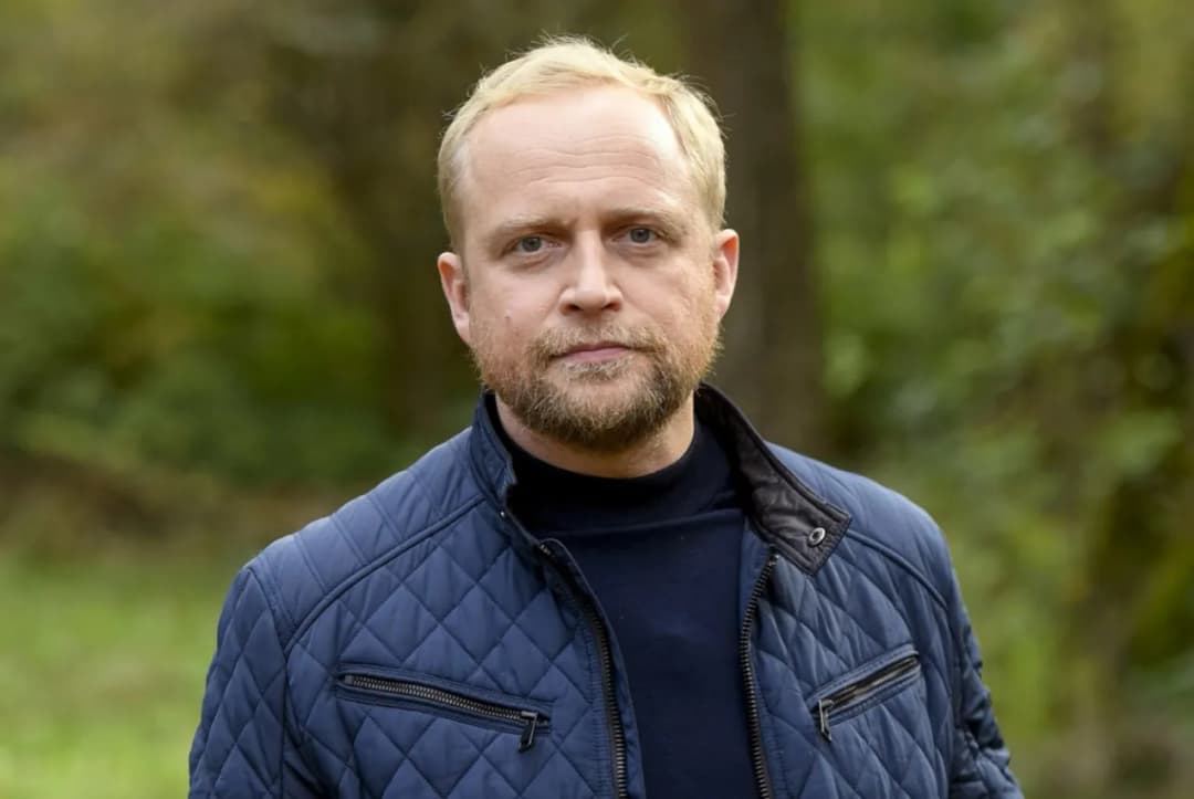 Najbogatszy aktor w Polsce: Jak Piotr Adamczyk zdobył fortunę?