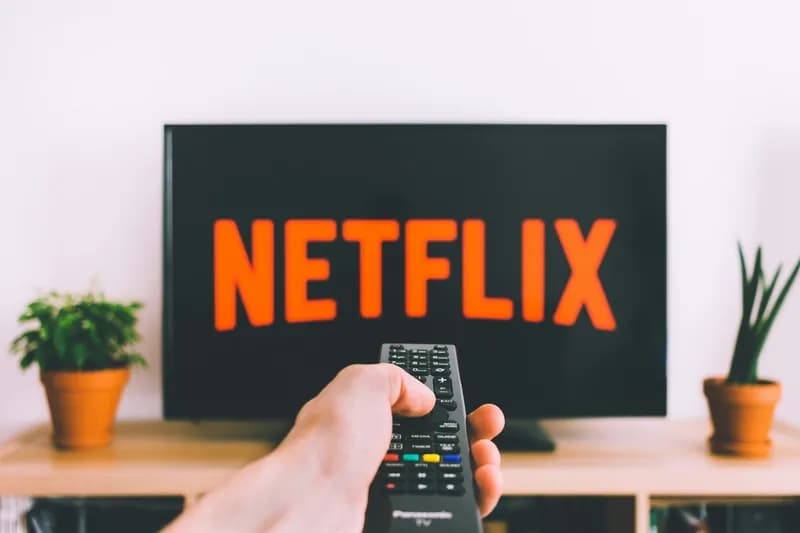 Co to znaczy Netflix and chill? Zaskakujące znaczenie i konteksty