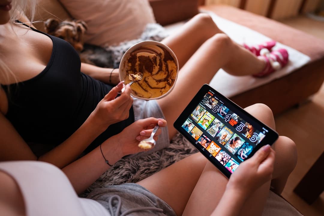 Poradnik dla kinomanaków: Jak czerpać maksimum z oglądania filmów w domowym zaciszu?